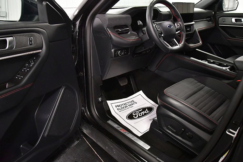 Used 2025 Ford Explorer ST-Line w/ ST-Line Street Pack AWD/4WD image 15