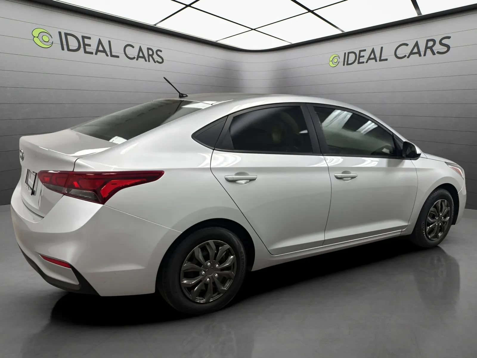Used 2020 Hyundai Accent SE w/ Cargo Package FWD image 5