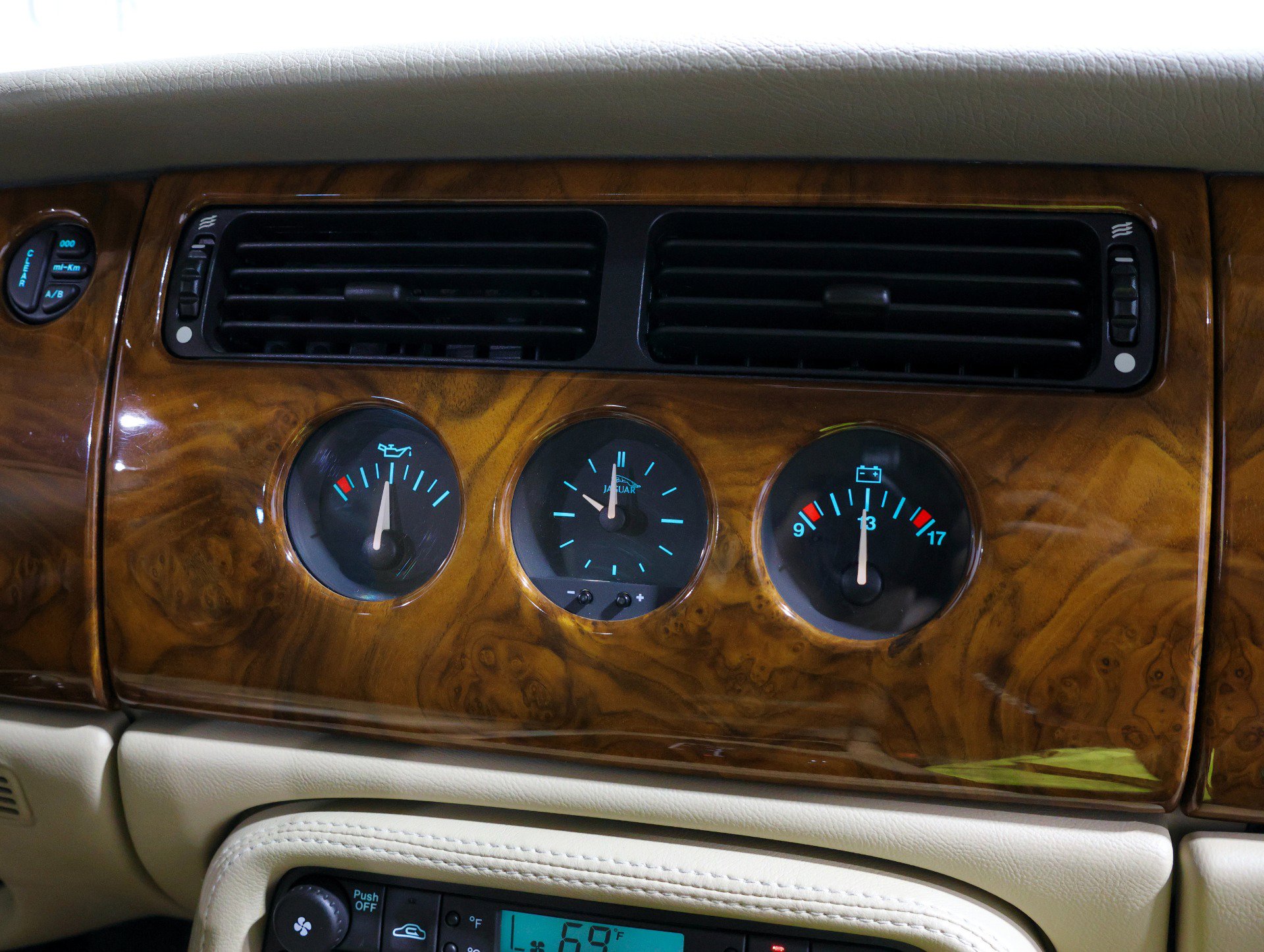 Used 2002 Jaguar XK8 Coupe image 65