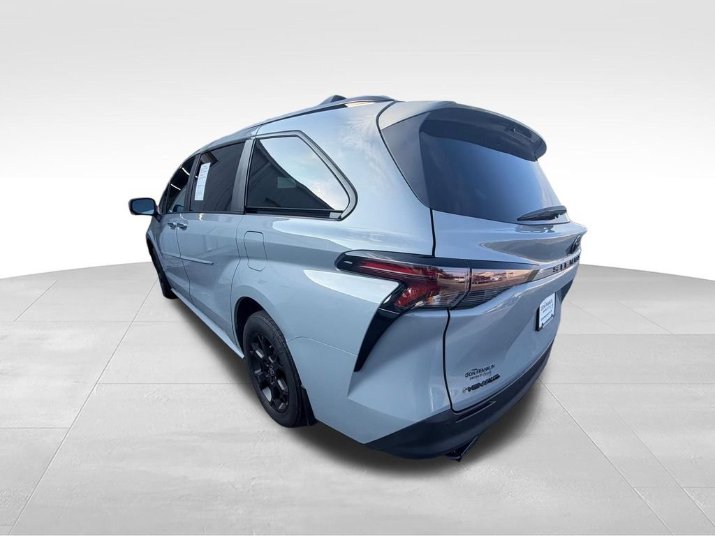 Used 2025 Toyota Sienna XLE Woodland Edition AWD/4WD image 4