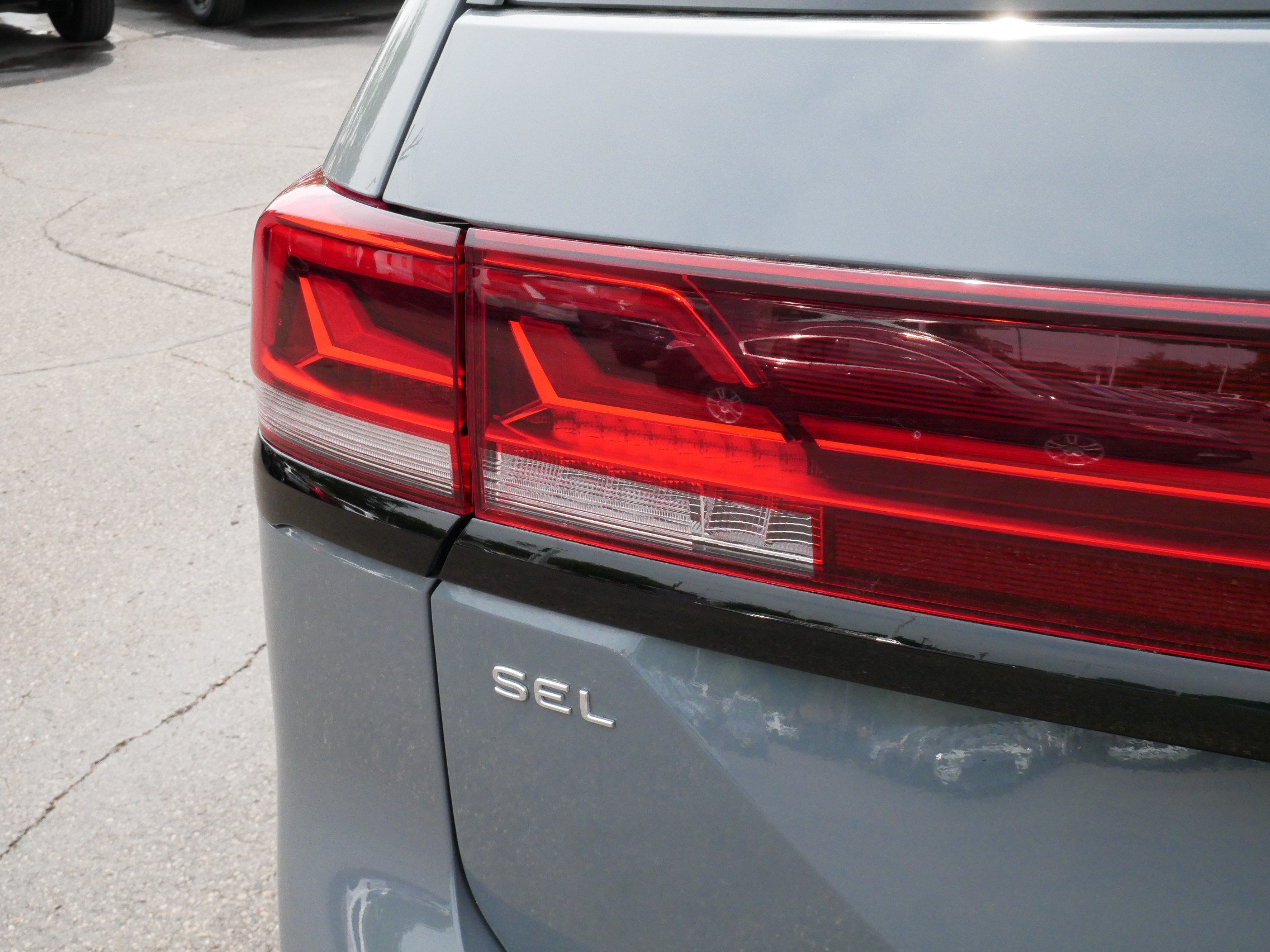 Certified 2024 Volkswagen Atlas Peak Edition SEL AWD/4WD image 17
