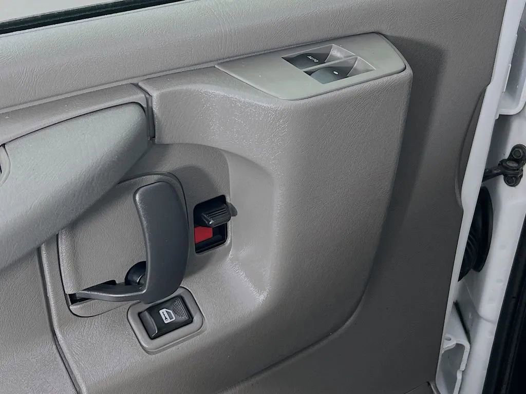 Used 2015 Chevrolet Express 2500 image 17
