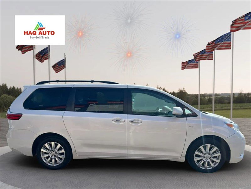 Used 2017 Toyota Sienna XLE w/ XLE Navigation Package AWD/4WD image 4