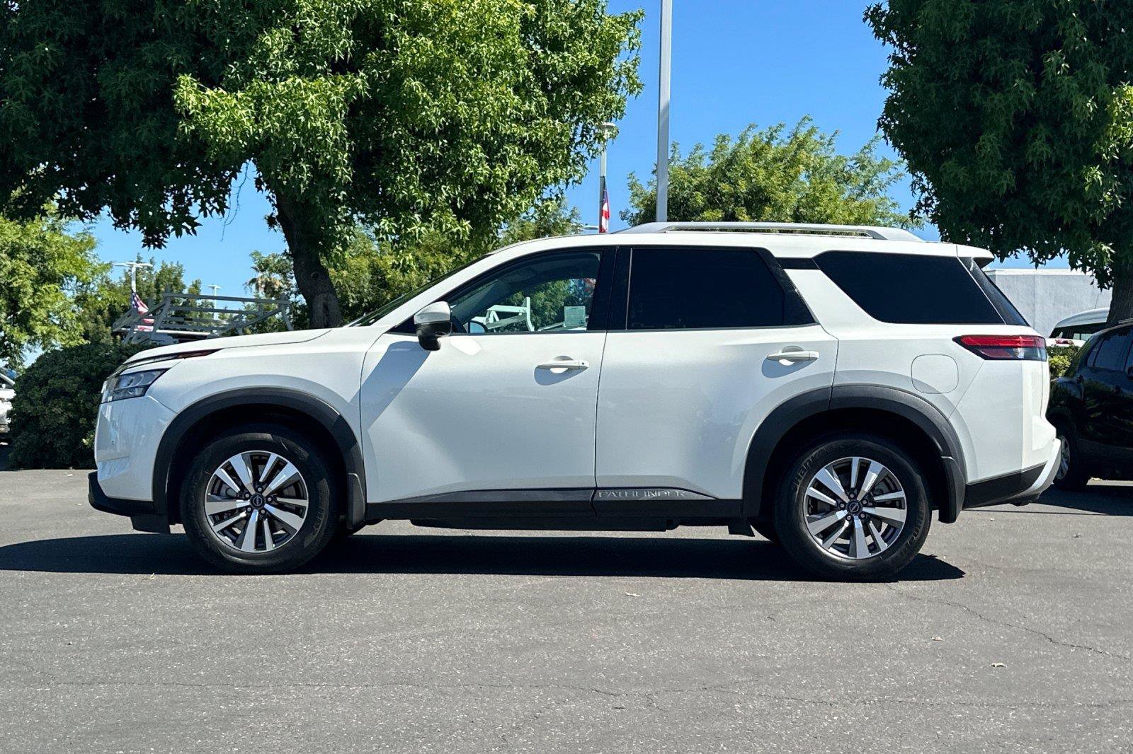 Used 2022 Nissan Pathfinder SL AWD/4WD image 6