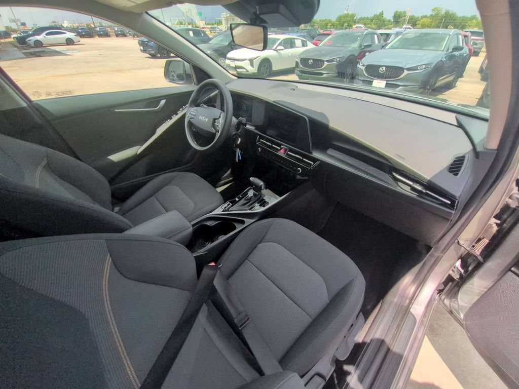 Used 2025 Kia Niro LX FWD image 30