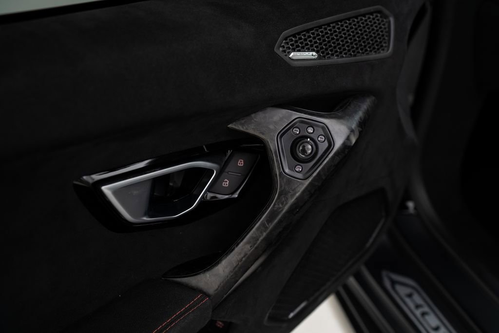 Used 2018 Lamborghini Huracan Performante AWD/4WD image 13
