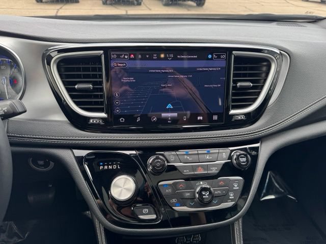 Used 2025 Chrysler Pacifica Limited FWD image 16
