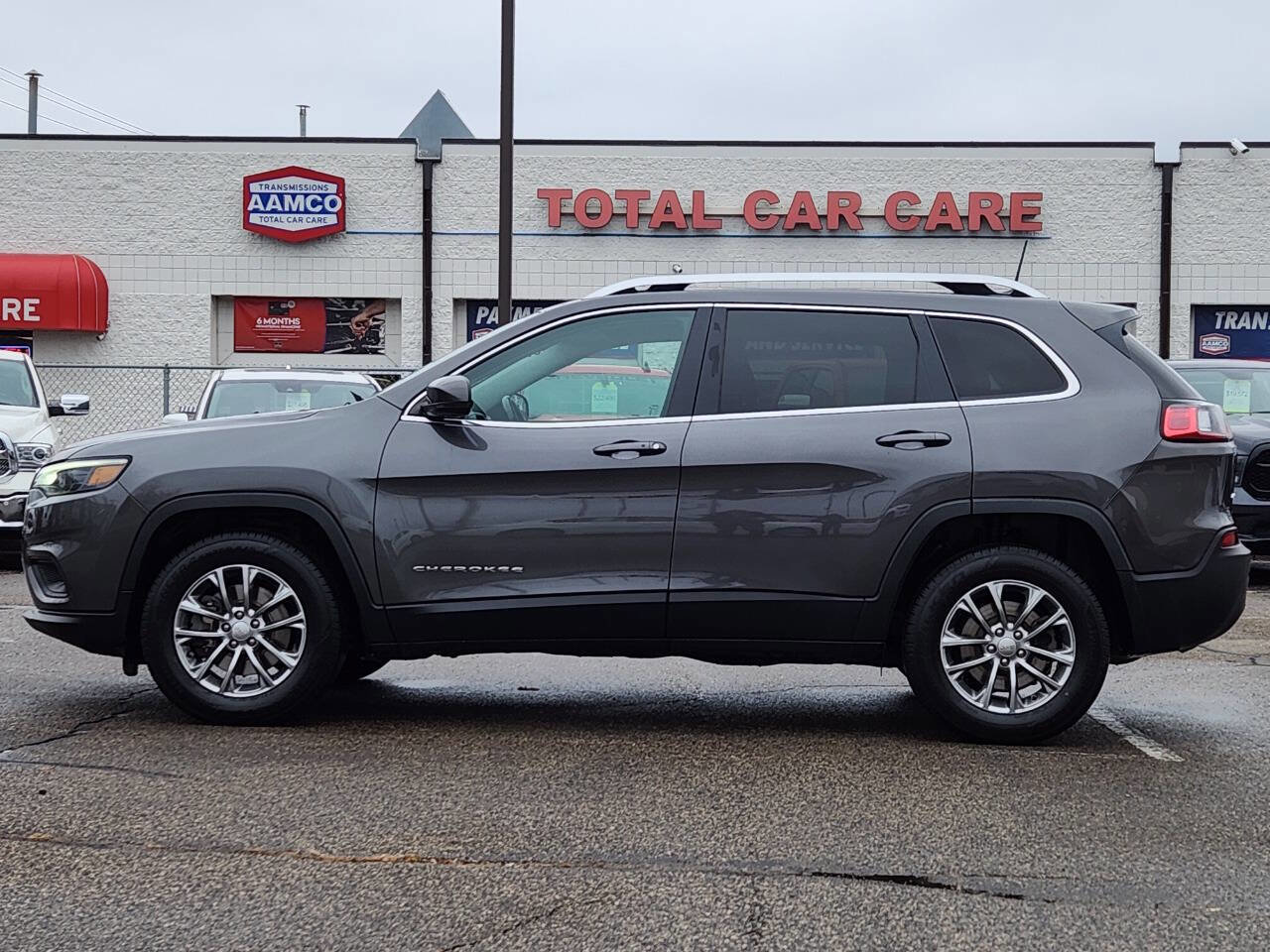 Used 2019 Jeep Cherokee Latitude Plus image 2