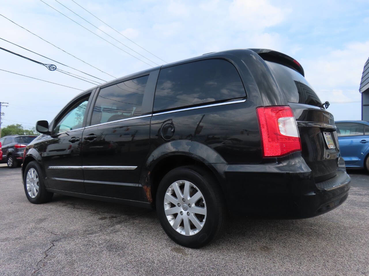 Used 2014 Chrysler Town & Country Touring FWD image 3