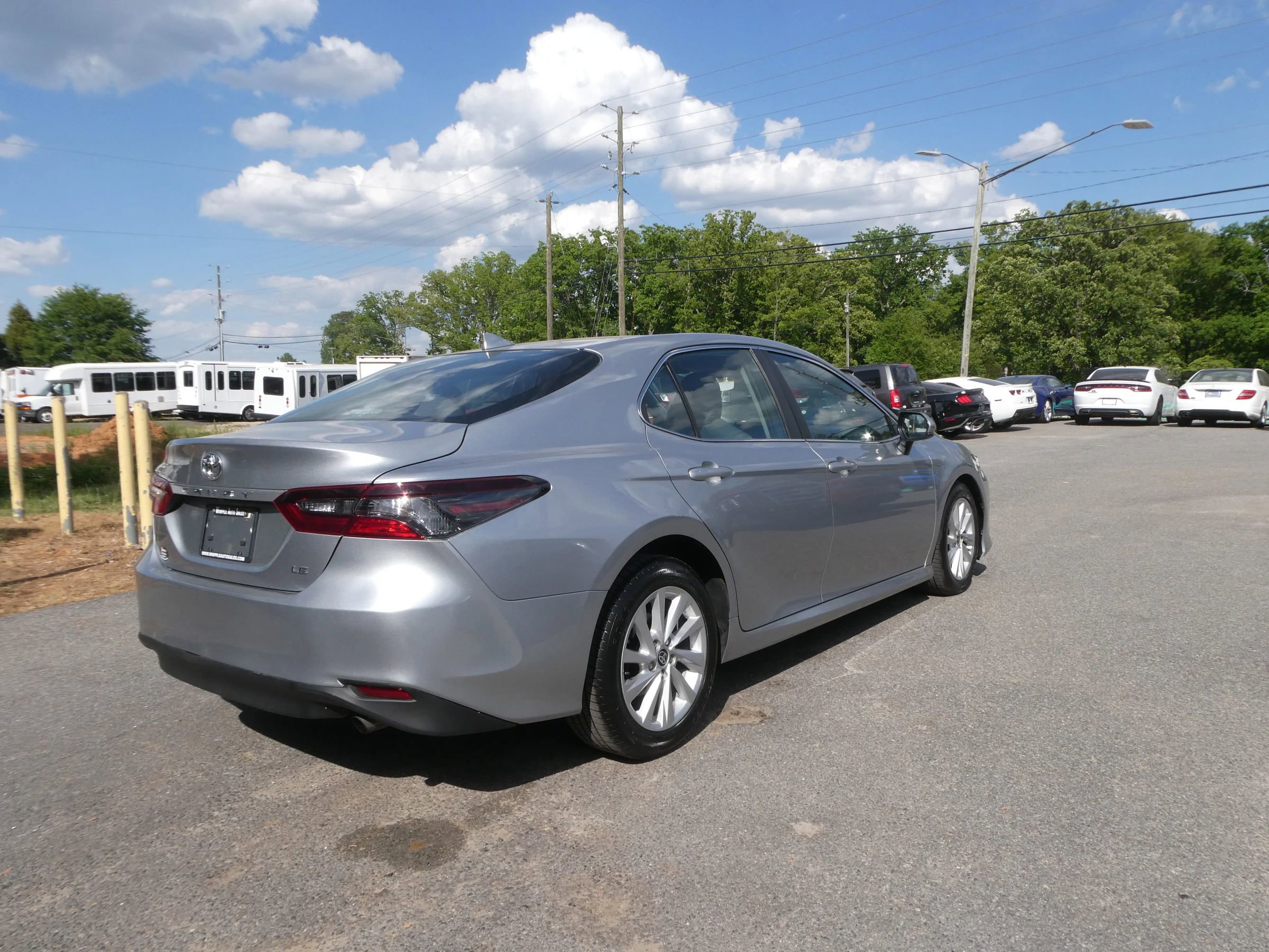 Used 2022 Toyota Camry LE FWD image 5