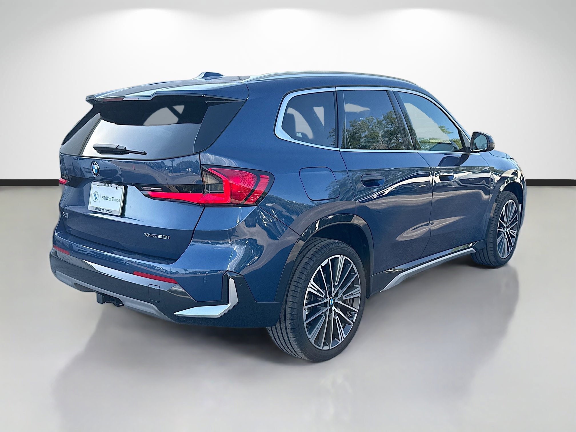 Used 2025 BMW X1 xDrive28i w/ Convenience Package AWD/4WD image 3