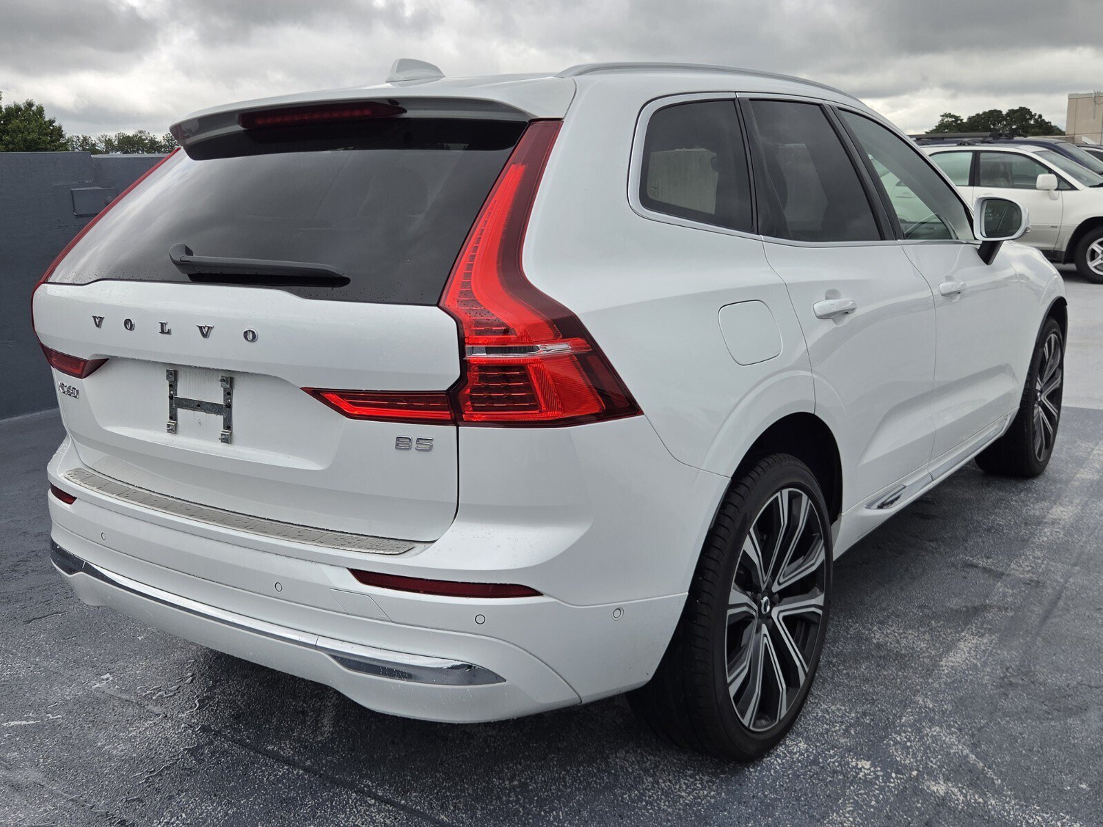 Used 2023 Volvo XC60 B5 Ultimate w/ Climate Package FWD image 5