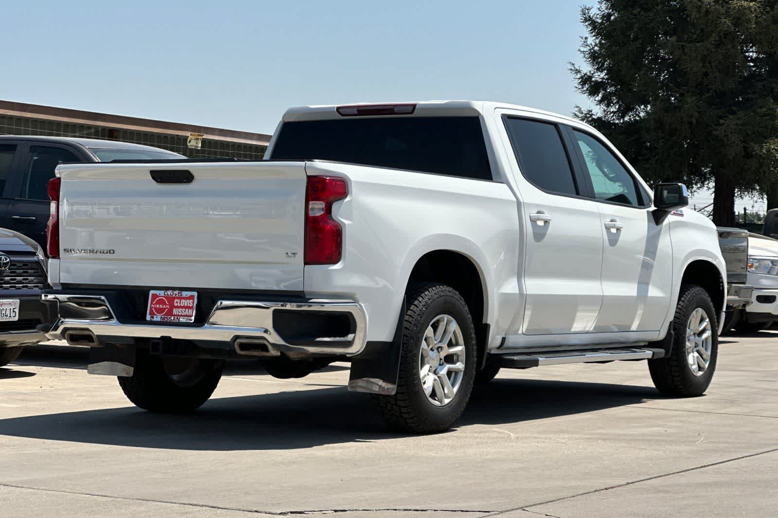Used 2022 Chevrolet Silverado 1500 LT w/ Z71 Off-Road Package AWD/4WD image 3