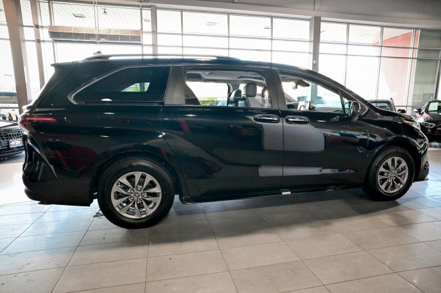 Used 2023 Toyota Sienna XLE FWD image 4