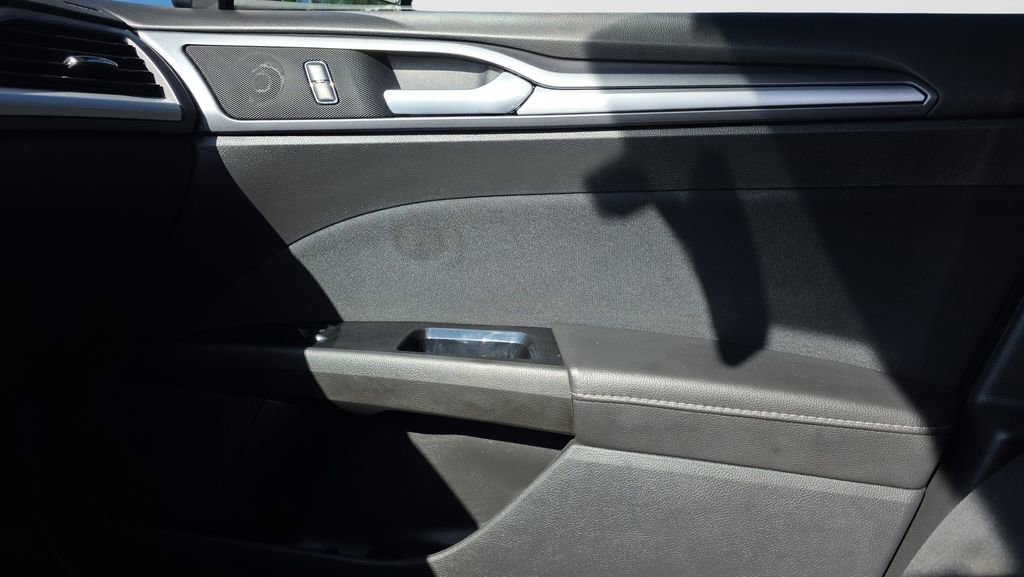 Used 2015 Ford Fusion SE FWD image 16