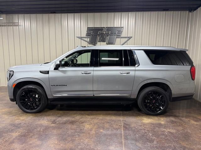 Used 2023 GMC Yukon XL SLT w/ SLT Premium Package AWD/4WD image 3