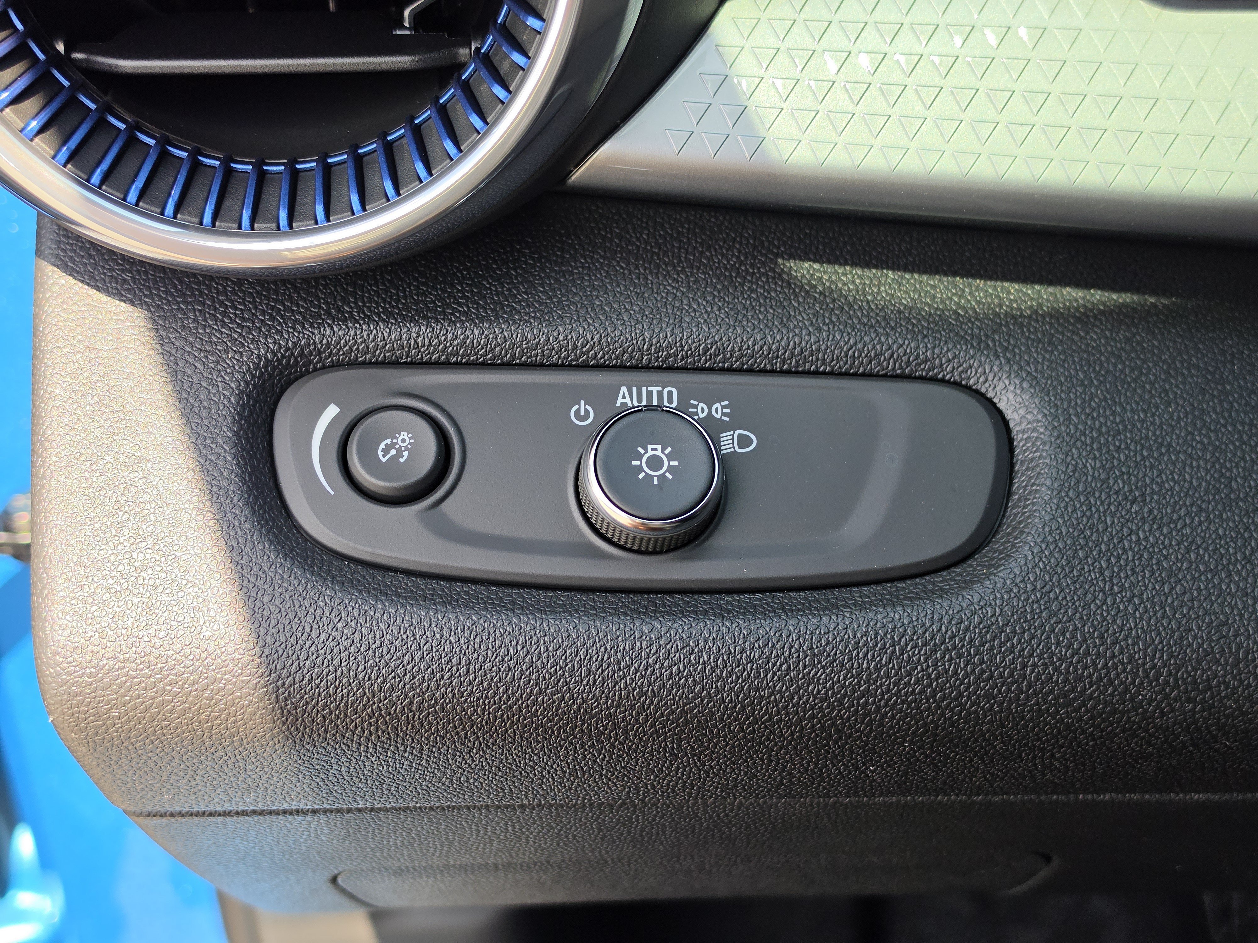 New 2026 Chevrolet Trax LT w/ Sunroof Package FWD image 32