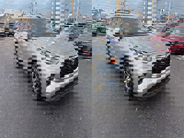 Used 2023 Toyota Highlander XLE image 4