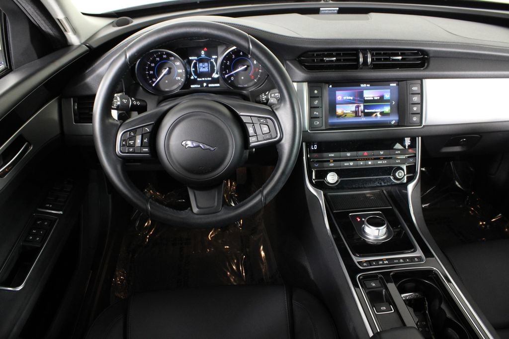 Used 2016 Jaguar XF Premium RWD image 6