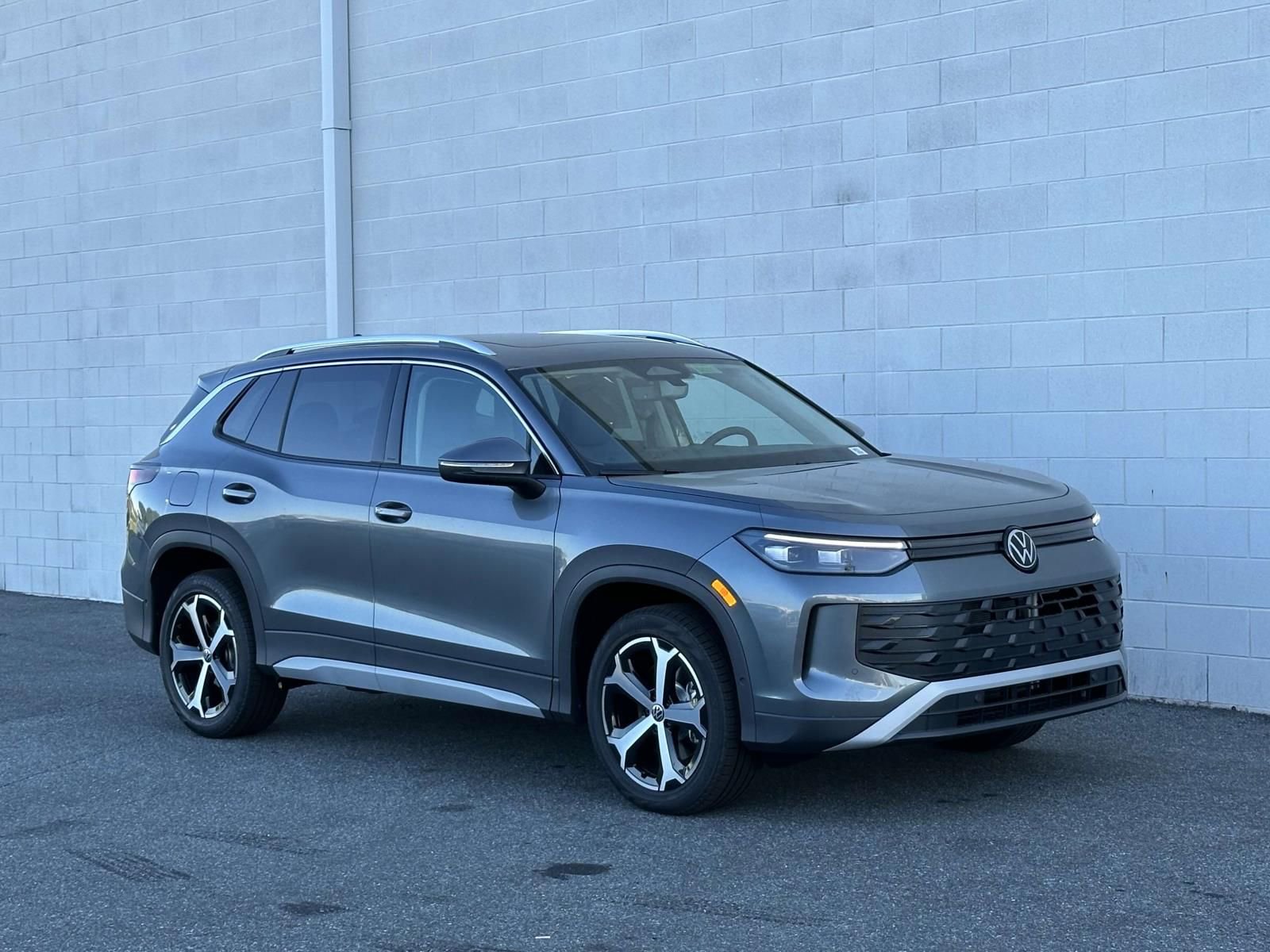 New 2025 Volkswagen Tiguan SE image 8