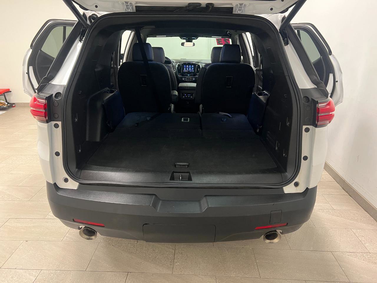 Used 2023 Chevrolet Traverse LT FWD image 19