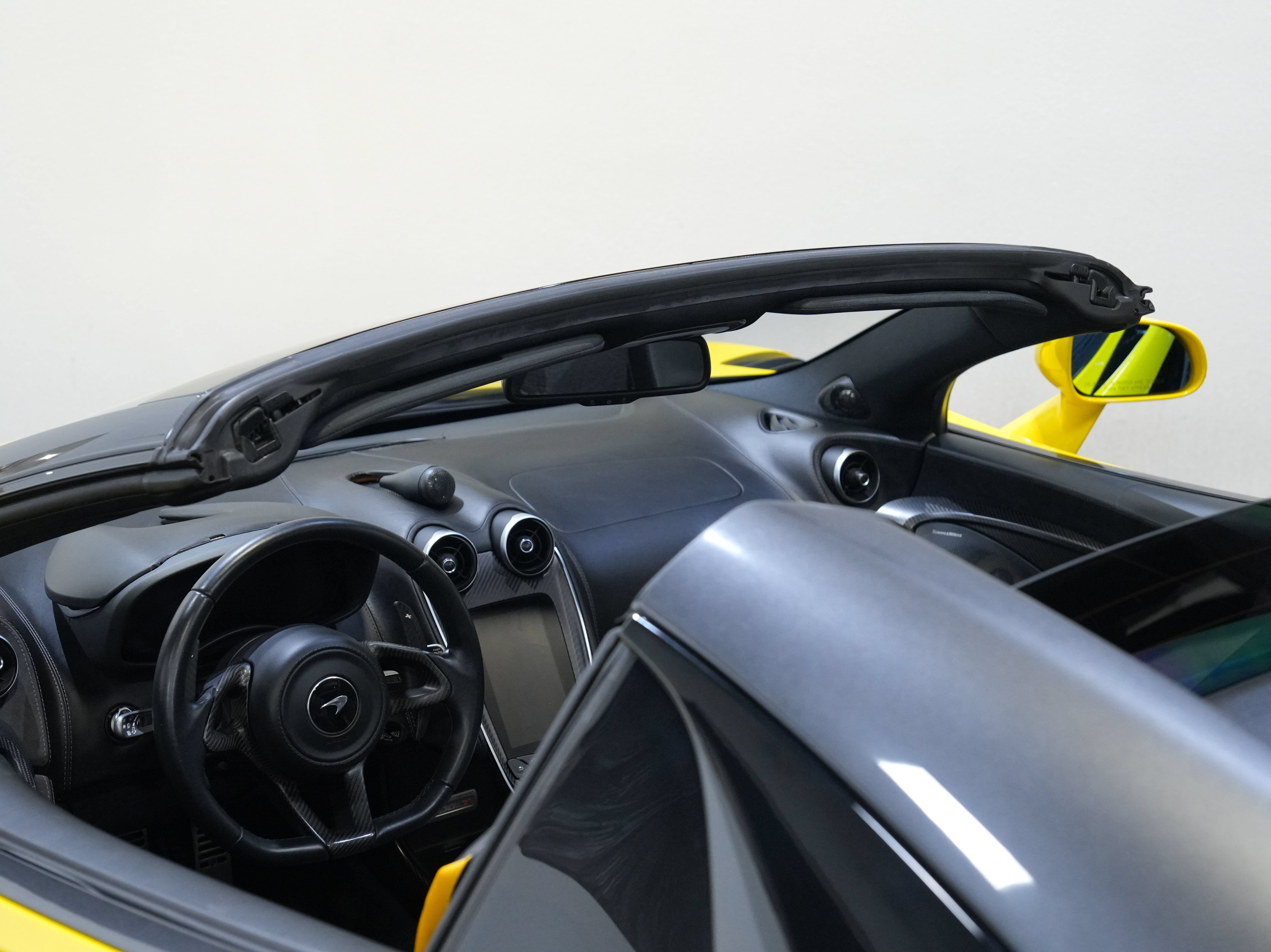Used 2020 McLaren 600LT Spider RWD image 21