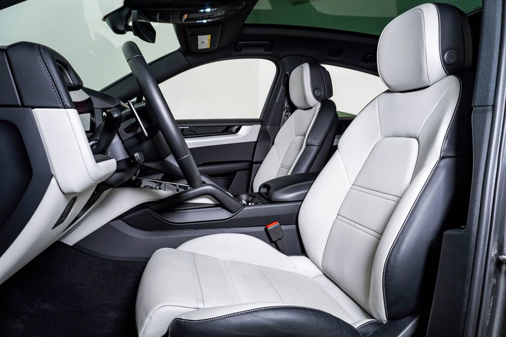 Certified 2025 Porsche Cayenne Coupe image 5