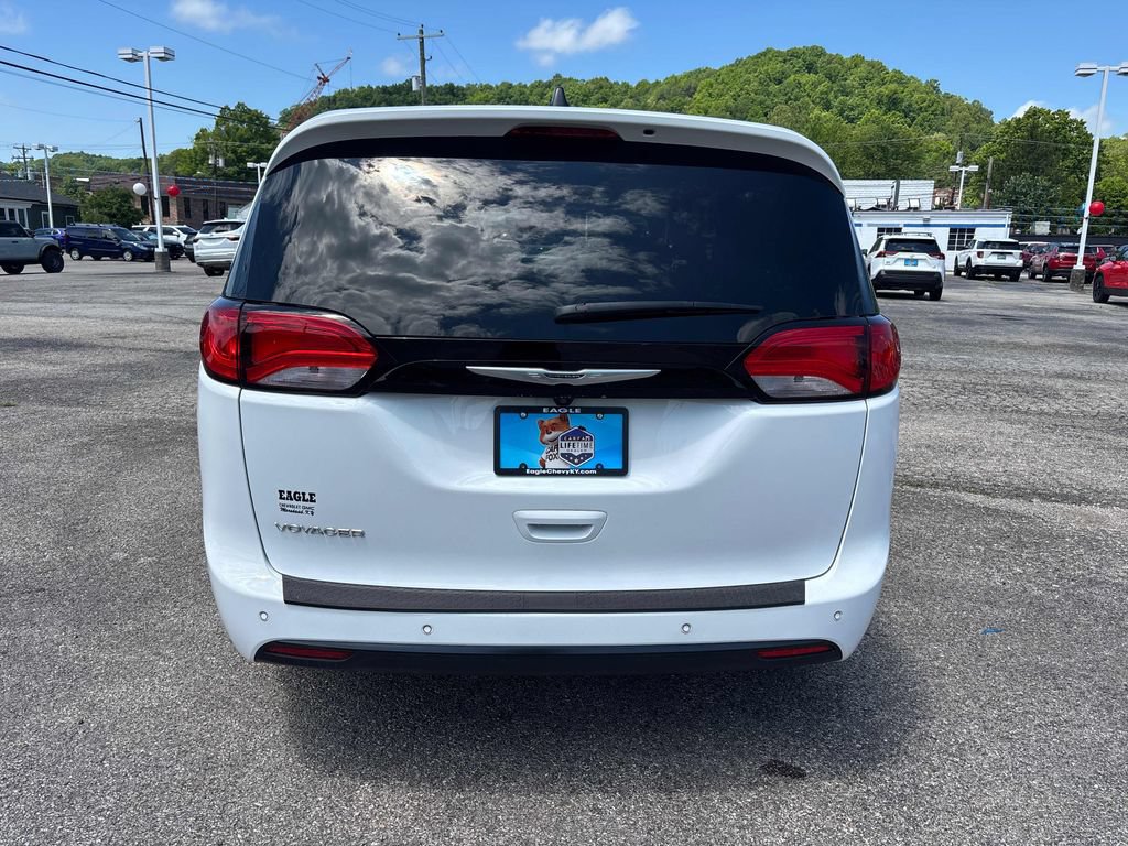 Used 2025 Chrysler Voyager LX FWD image 4