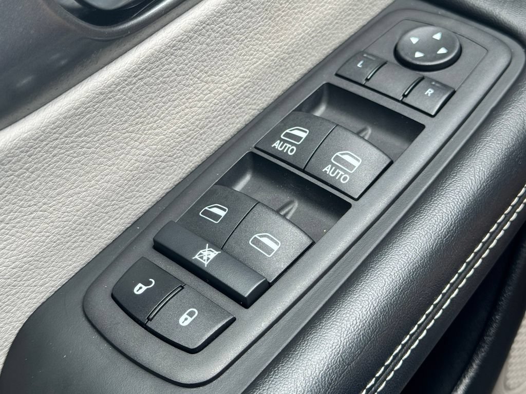 Used 2023 Chrysler Pacifica Touring-L AWD/4WD image 30
