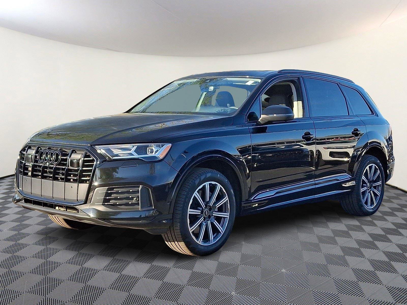 Used 2023 Audi Q7 Premium Plus w/ Premium Plus Package image 3