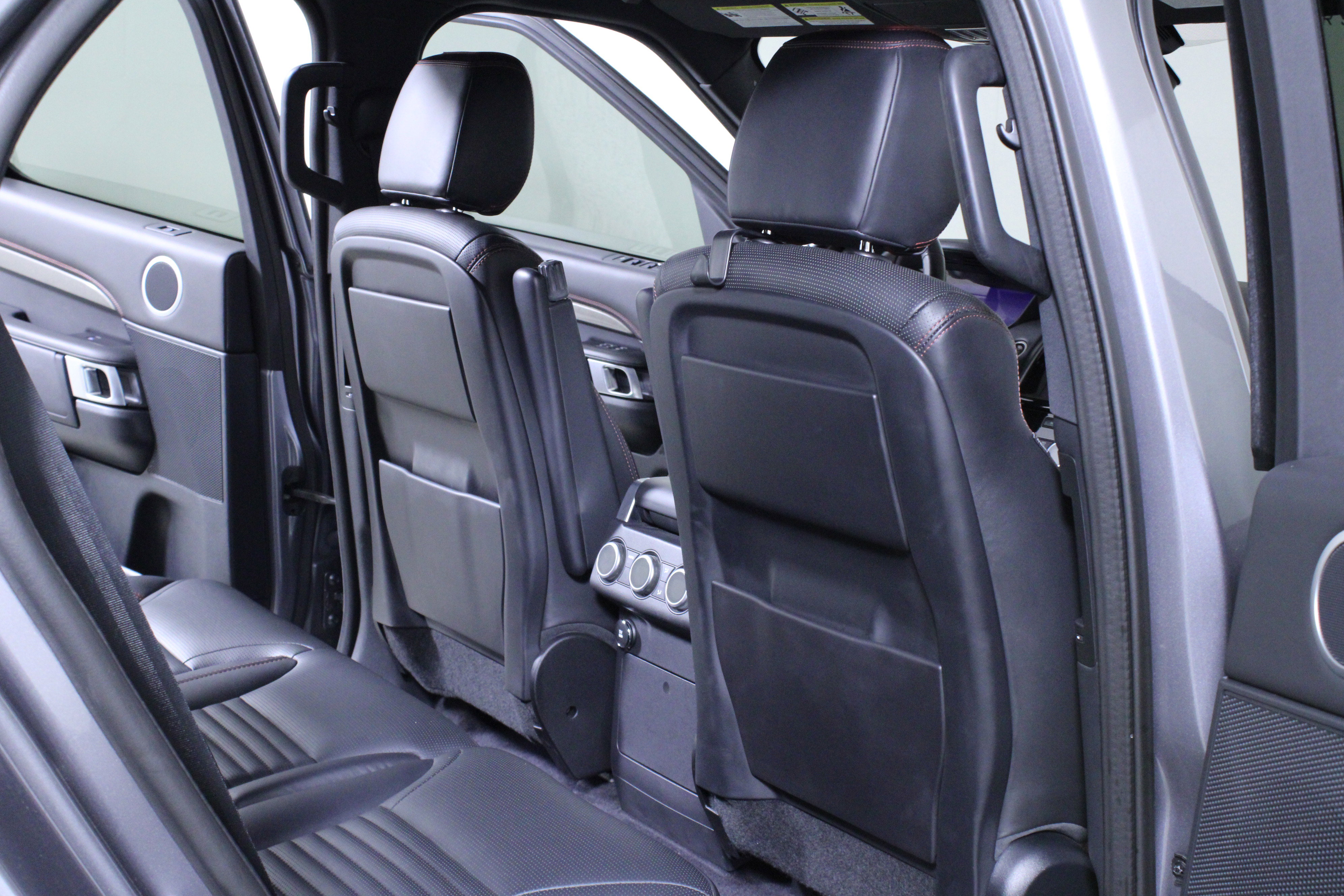 Used 2020 Land Rover Discovery HSE image 15