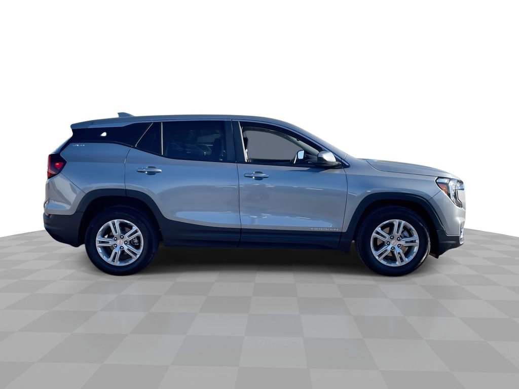 Used 2023 GMC Terrain SLE image 2
