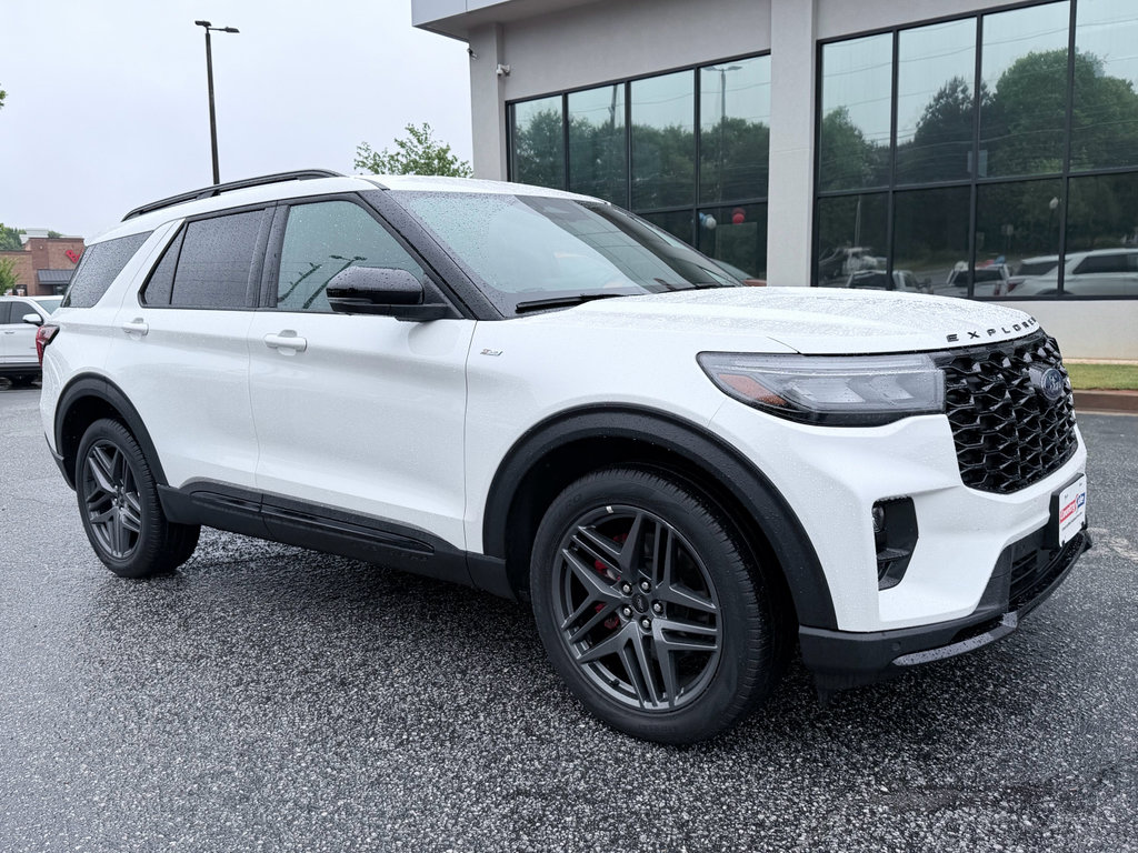 Used 2025 Ford Explorer ST-Line w/ ST-Line Street Pack AWD/4WD image 2