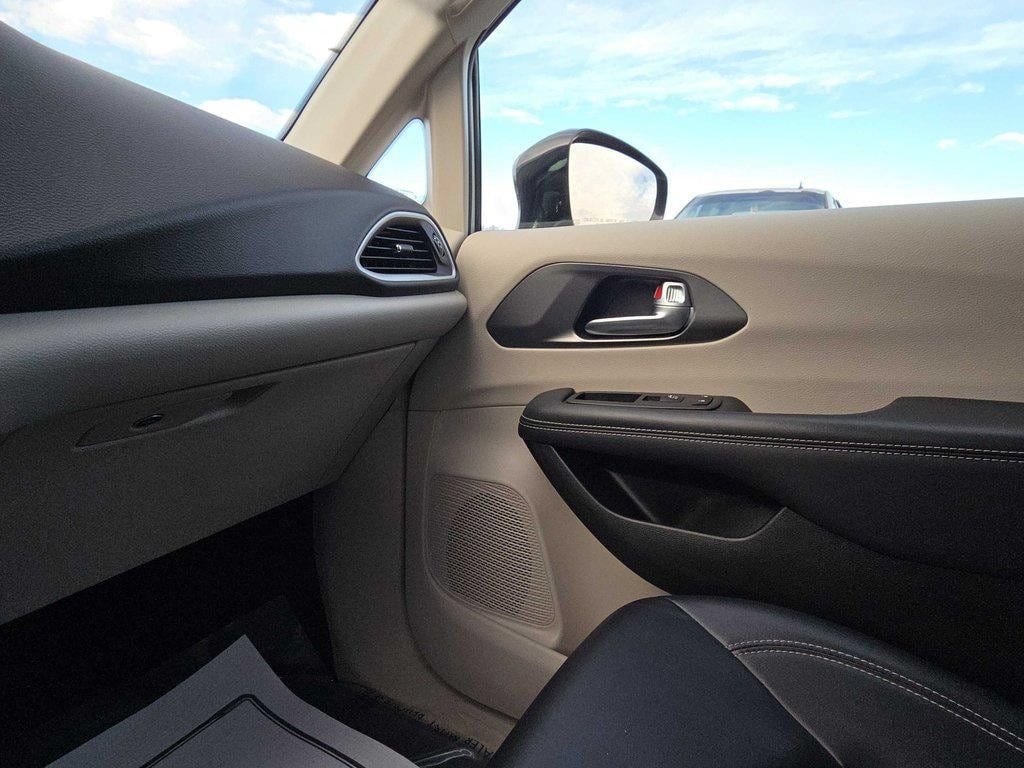 Used 2024 Chrysler Pacifica Touring-L FWD image 19