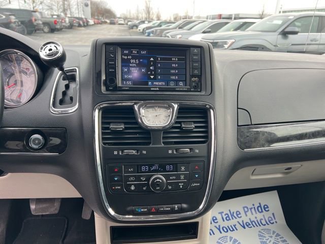 Used 2016 Chrysler Town & Country Touring w/ Driver Convenience Group image 16