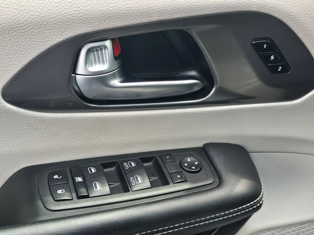Used 2023 Chrysler Pacifica Touring-L FWD image 18