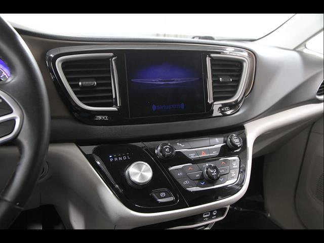 Used 2017 Chrysler Pacifica Touring-L FWD image 9