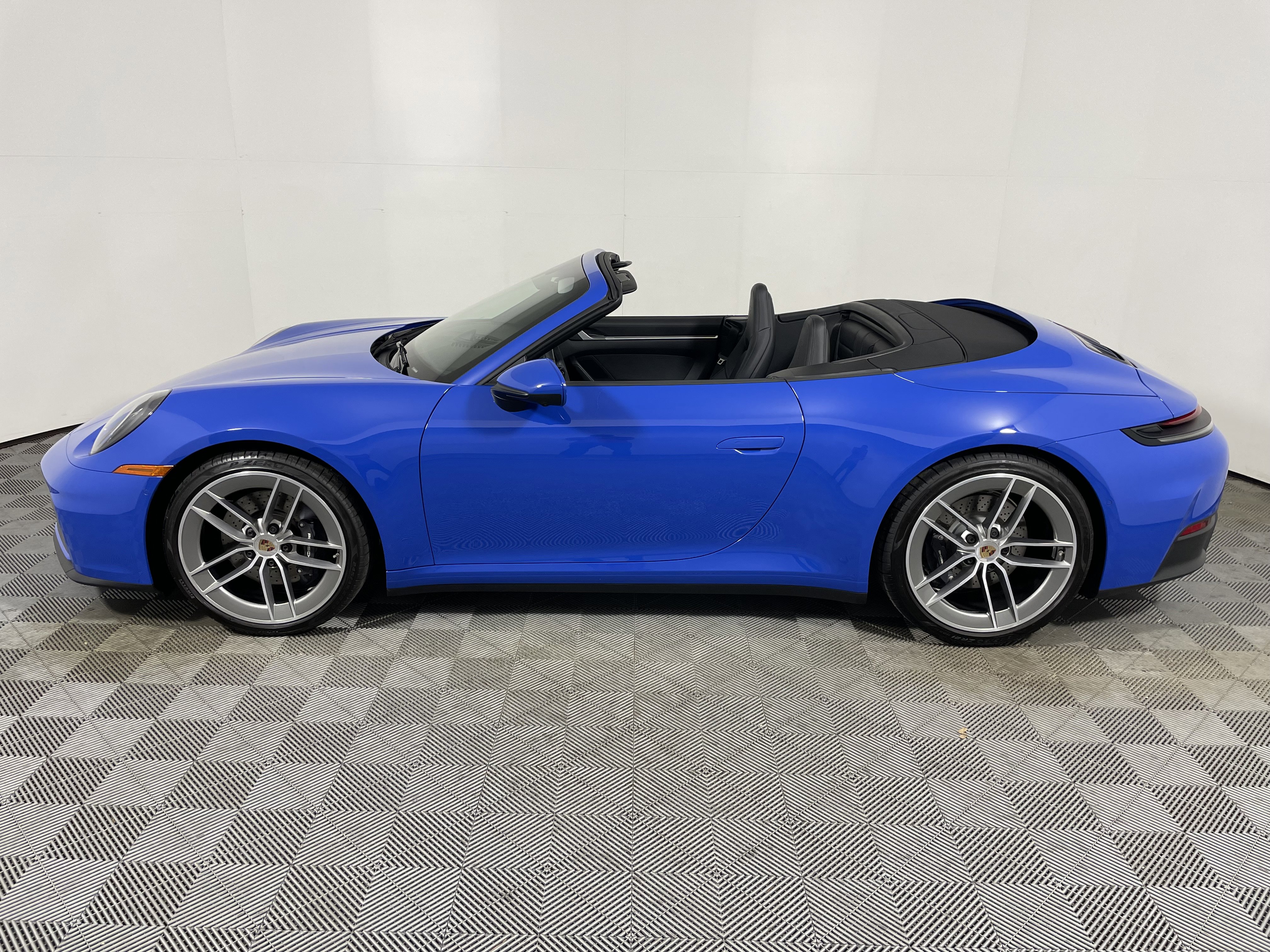 Used 2025 Porsche 911 Carrera image 2