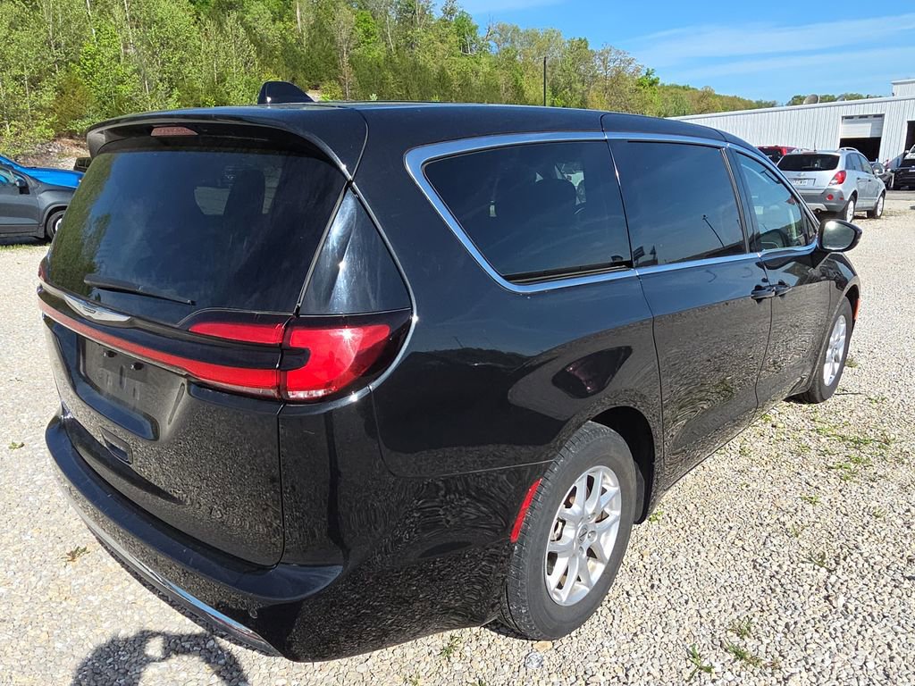 Used 2023 Chrysler Pacifica Touring-L FWD image 6