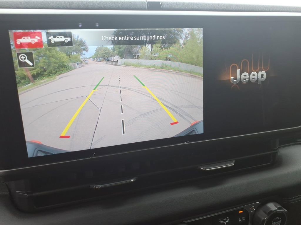 Used 2024 Jeep Gladiator Mojave w/ Technology Group AWD/4WD image 10