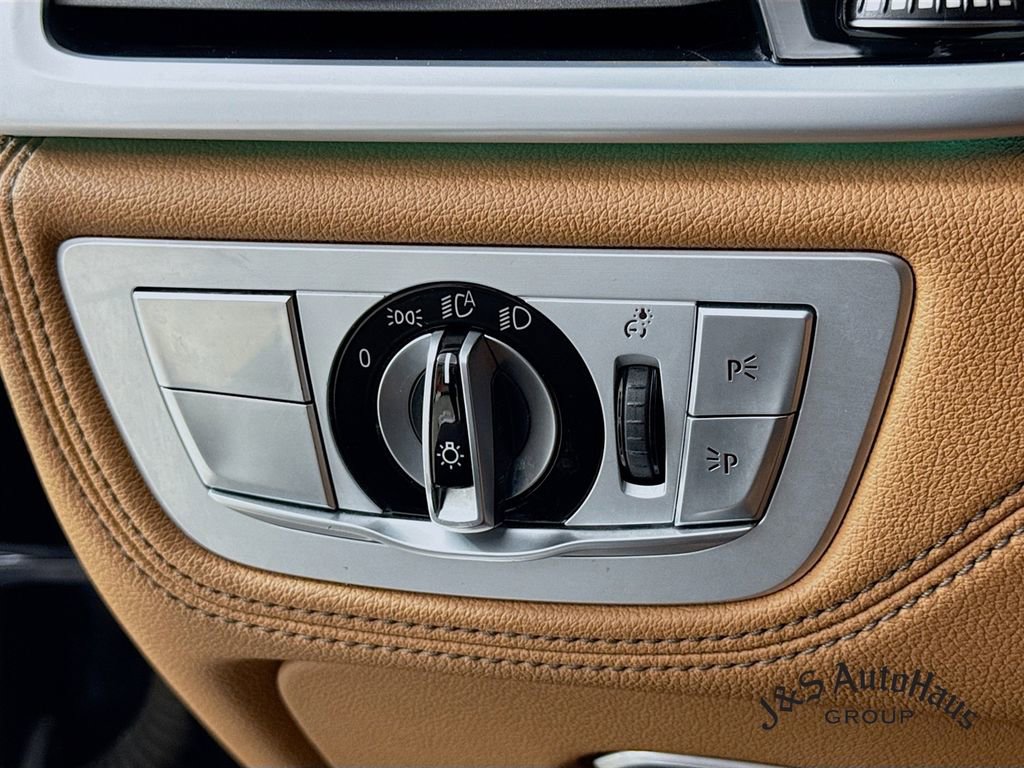 Used 2021 BMW 740i xDrive w/ M Sport Package image 10