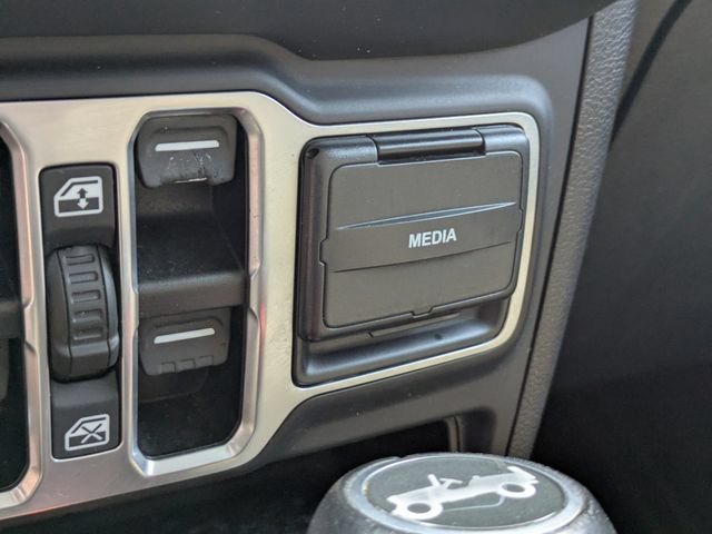 Used 2018 Jeep Wrangler Unlimited Sahara w/ Cold Weather Group AWD/4WD image 25