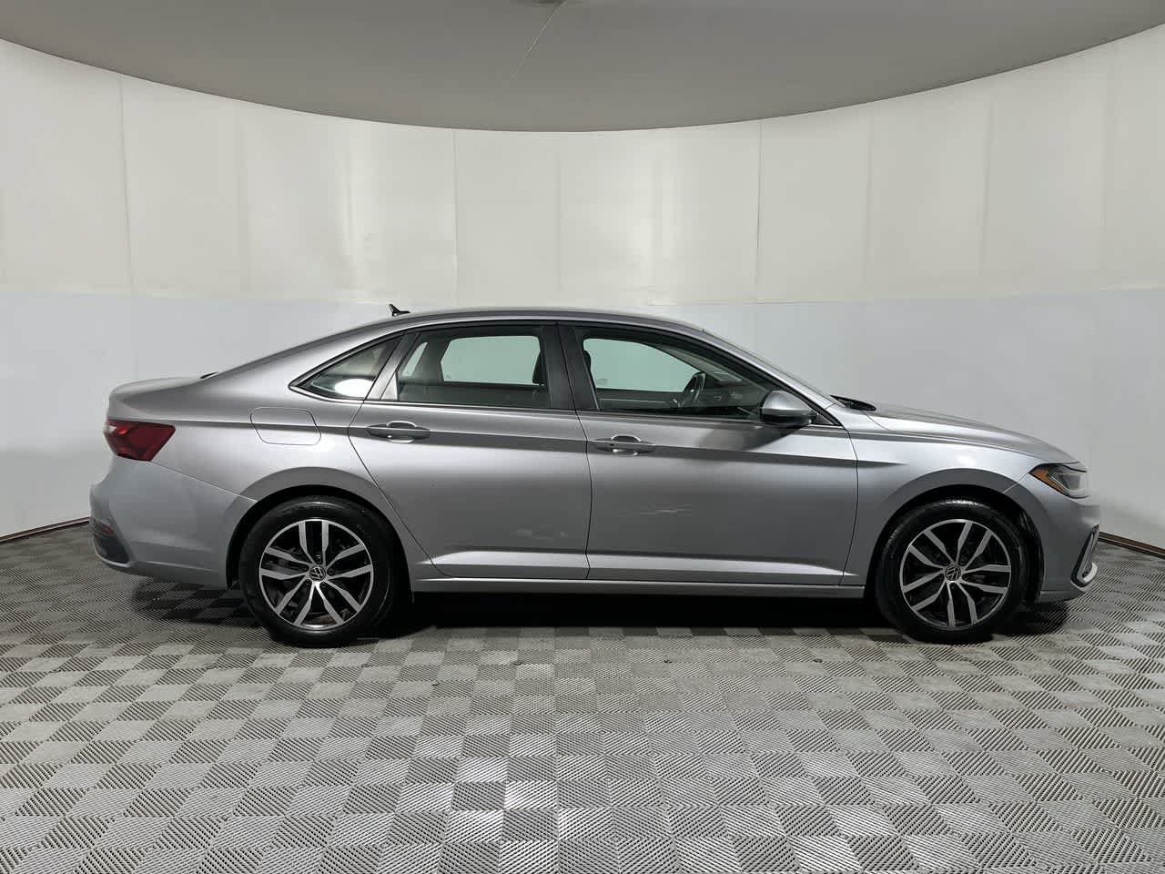 Used 2025 Volkswagen Jetta SE FWD image 9