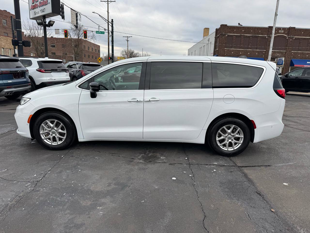 Used 2024 Chrysler Pacifica Touring-L image 8