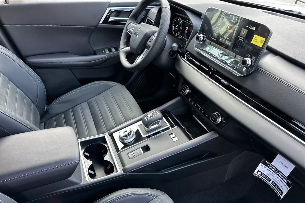New 2025 Mitsubishi Outlander SE image 17