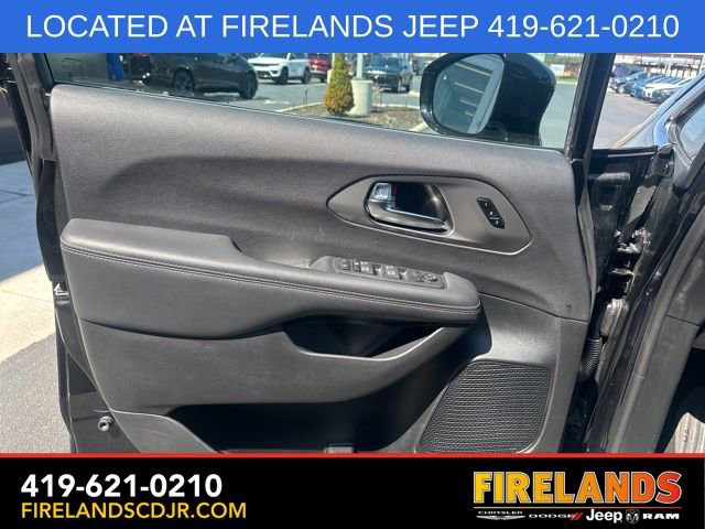 Used 2025 Chrysler Pacifica Select image 16