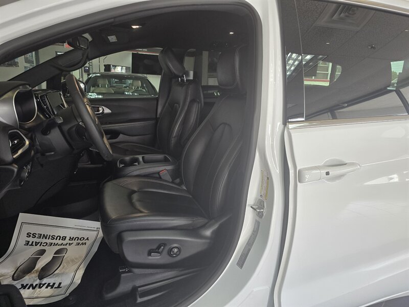 Used 2025 Chrysler Pacifica Select FWD image 10