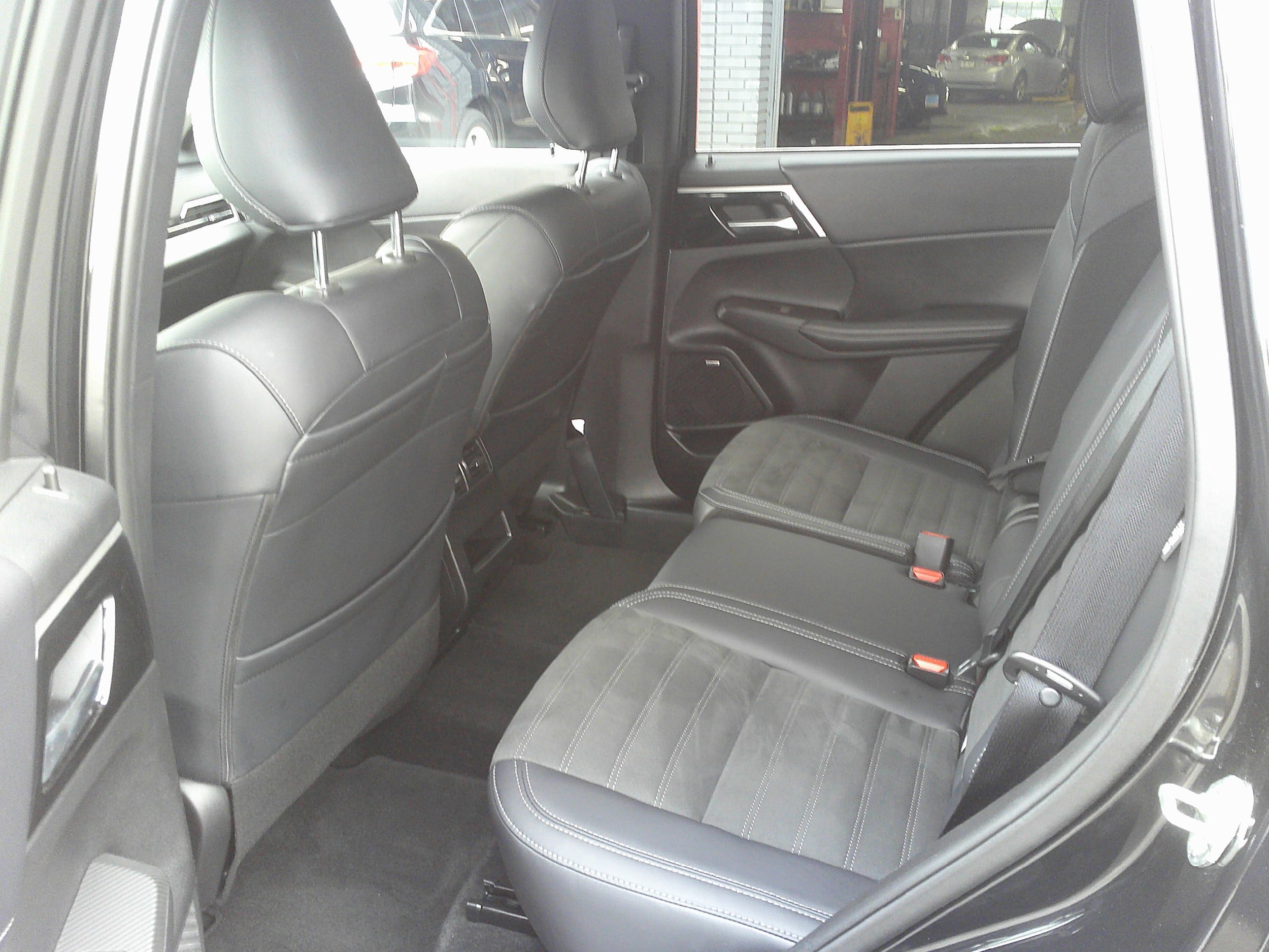 Used 2025 Mitsubishi Outlander AWD image 30