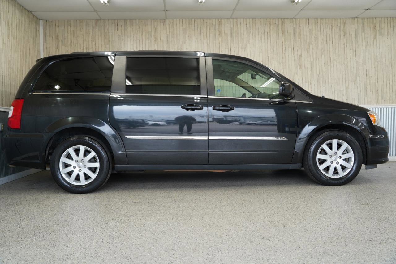 Used 2016 Chrysler Town & Country Touring FWD image 6