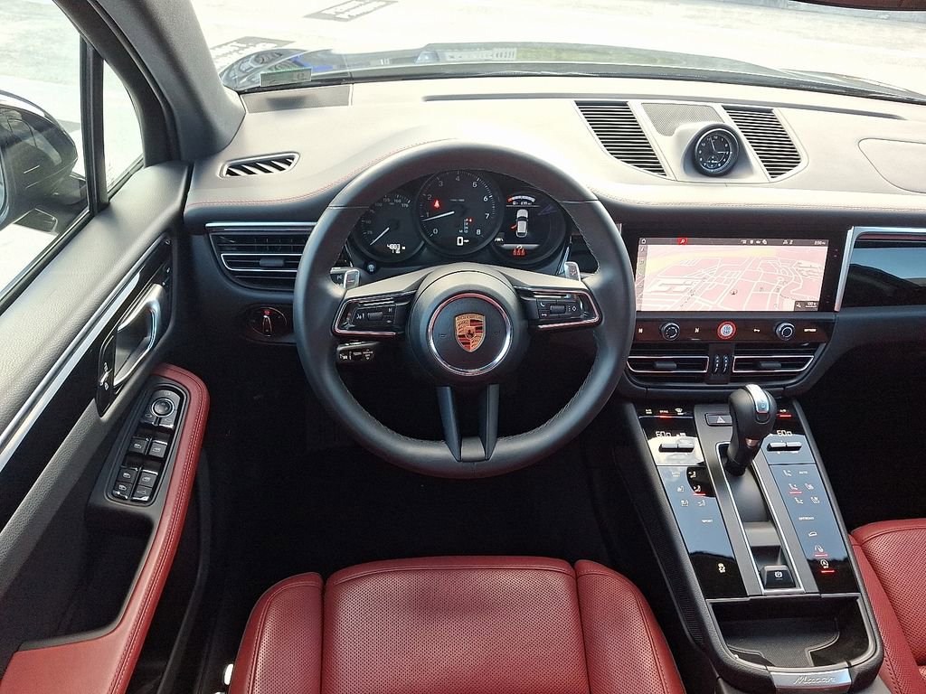 Certified 2025 Porsche Macan image 15